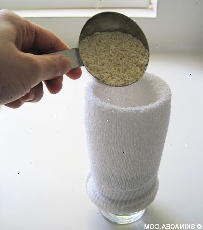 Hvordan man laver en ris sok. Brug en tyk atletisk type, sok, så kornet ikke holde igennem.