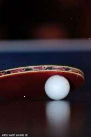 Hvordan at fastsætte en bulet bordtennisbold. Kog en gryde med vand.
