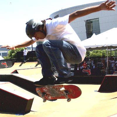 Hvordan man kan udføre en 360 flip på et skateboard. Ved hvordan man gør en og BS puffe-it.