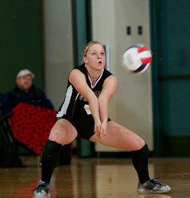 Hvordan at støde en volleyball. Sørg for at du ikke rammer bolden med kun én hånd, da denne handling kan forårsage en fejl.
