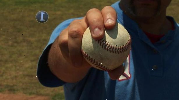 Hvordan man kaster en skyder. Grip baseball med din pegefinger og langfinger placeres tæt sammen på tværs af en ydre søm af bolden.