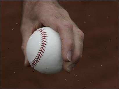 Hvordan man kaster et snit fastball. Start med at tage fat i bolden, som du ville en to-søm fastball.