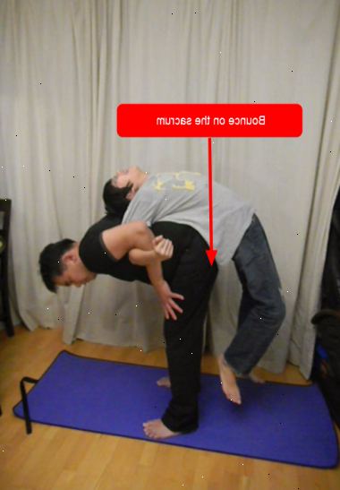 Hvordan til at knække ryggen. Prøv at strække din ryg muskler uden revner din rygsøjle.