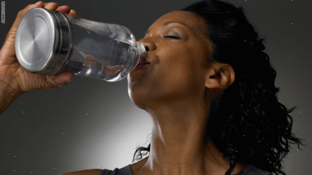 Hvordan til at tabe vand vægt. Begræns dit væske og natrium (salt) indtag.