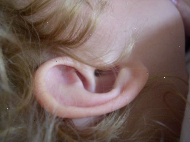Sådan at fjerne vand fra ørerne. Sørg for, at der er vand i ørerne.