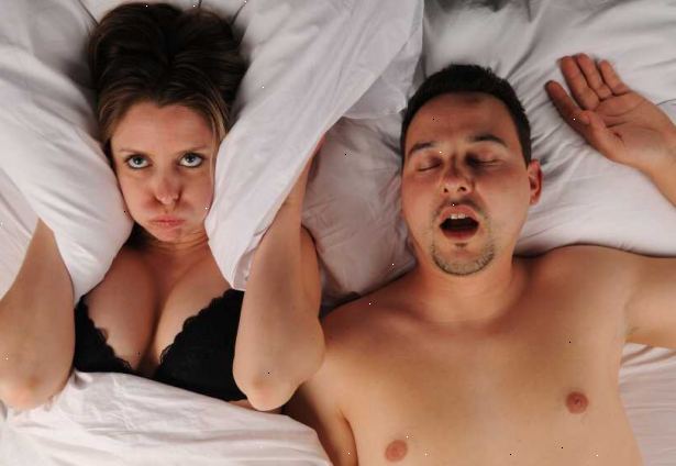 Hvordan man kan stoppe snorken. Undgå ting, der gør snorken værre, såsom alkohol, sovepiller og rige fødevarer før sengetid.