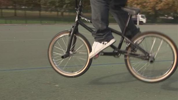 Sådan bunny hop på en cykel. Kombiner det forreste træk og hip hop.