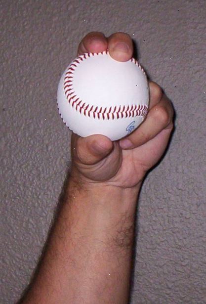 Hvordan man kaster en curveball. Start ud ved at lære at kaste en grundlæggende kurve bolden.