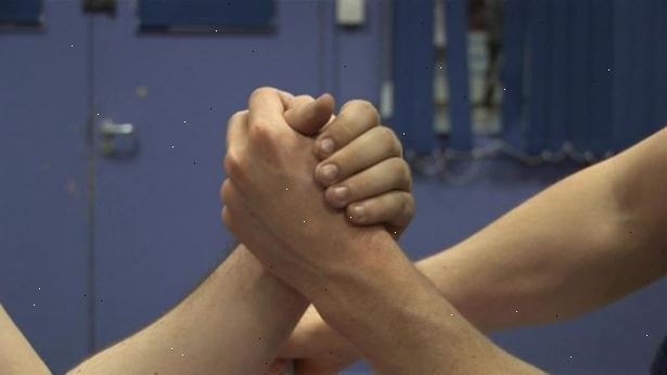 Sådan vinder på arm wrestling. Placer din højre fod frem, hvis du kæmper med din højre arm, og vice versa.