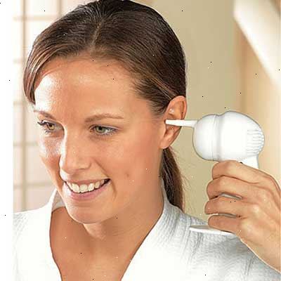 Hvordan man kan rense dine ører. Vær sikker på at du ikke har en øre infektion eller en perforeret trommehinde.