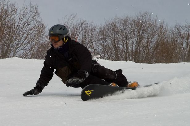 Hvordan du udfører en snitte på et snowboard. Start på en bakke med en moderat hældning.