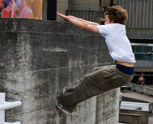 Hvordan til at lande en hoppe i parkour. Som du hopper, kigge ned for at spotte, hvor din landing vil være.