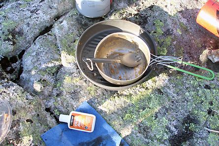 Hvordan at rengøre retter på en campingtur. Smøre et tyndt lag af bionedbrydeligt sæbe på ydersiden af din før tilberedning.