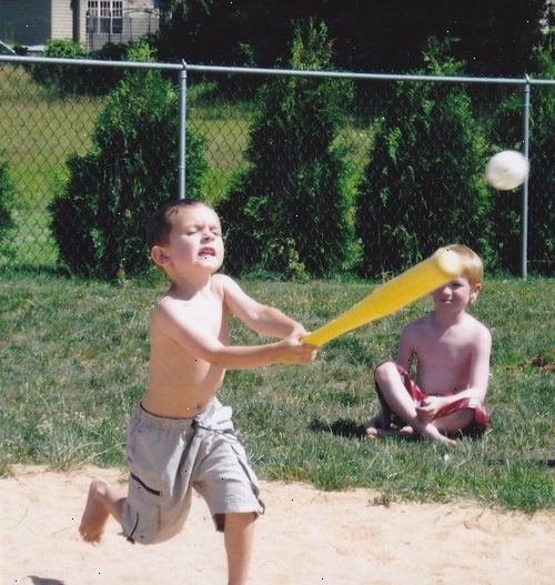 Hvordan at tilføje strøm til din baseball swing. Tag et lille skridt direkte mod kanden, når du begynder at svinge.