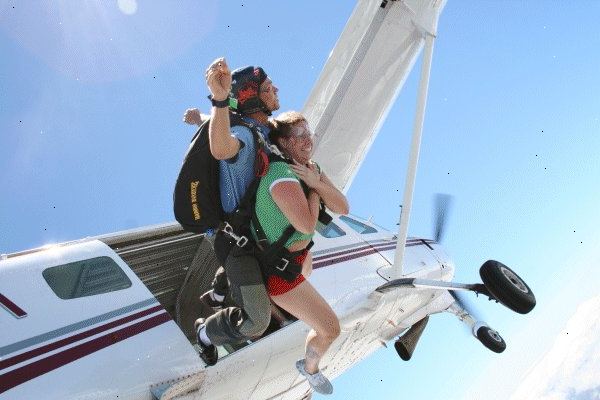 Sådan skydive for første gang. Ring til drop zonen og spørge om deres timer og planlægge en skydive.