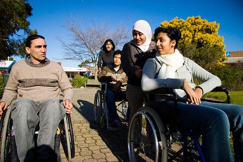 Hvordan til at interagere med en person, der bruger en kørestol. Undgå formodninger om en persons fysiske formåen.