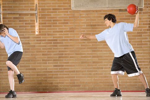 Sådan spiller dodgeball. Ophold bag og lad dine holdkammerater får boldene, medmindre du er virkelig hurtig.