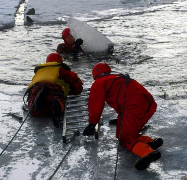 Sådan at redde nogen, der er faldet gennem isen. Forbliv rolig og ikke løbe ud på isen.