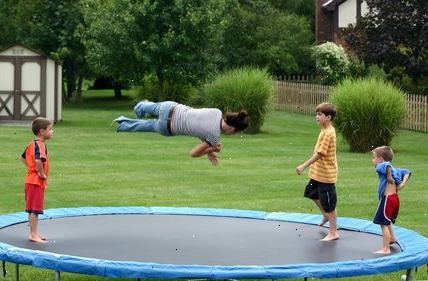 Sådan gør trampolin tricks. Lær de vigtigste trampolin grundlæggende træk.