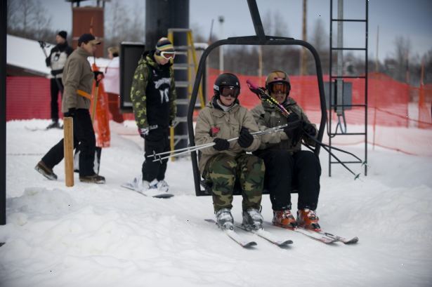 Hvordan at komme på en skilift med en snowboard. Slip din bageste fod fra dets binding.