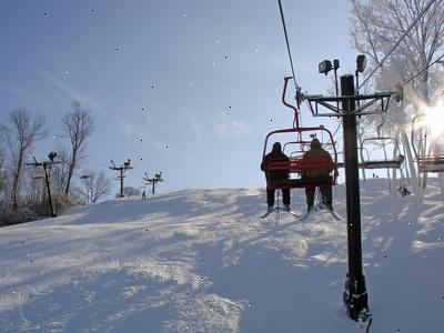 Hvordan kommer fra en skilift med en snowboard. Kontroller store poler, der holder op lift til bekendtgørelser om losning, såsom "forberede sig på at losse" løfte sikkerheden linjen op, når du ser dette tegn.