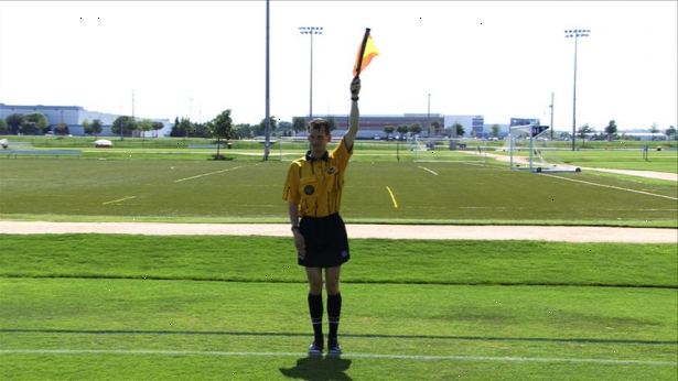 Sådan at forstå fodbold hjælpedommer signaler. Hold øje med flaget op.
