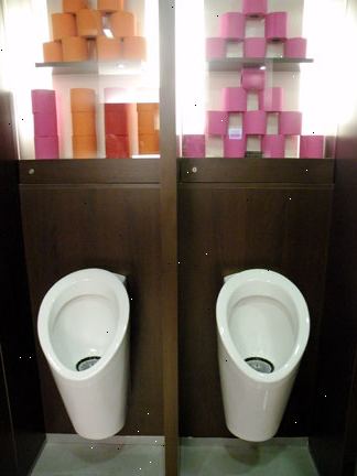 Hvordan til at rense et offentligt toilet. Brug toiletpapir til at tørre sædet rent.