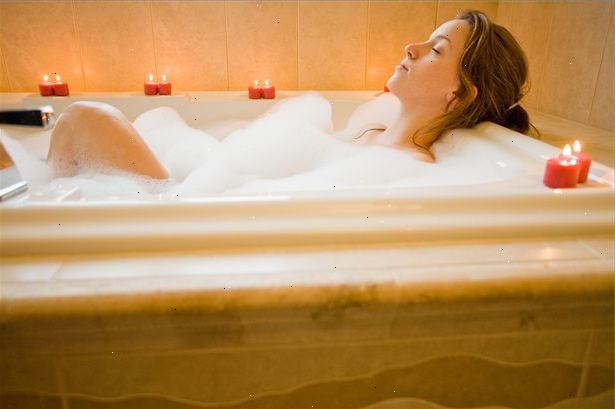 Hvordan til at slappe af med et varmt bad