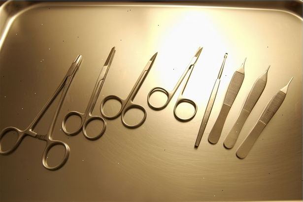 Sådan at sterilisere medicinske instrumenter. Sørg for, at instrumenterne er fri fra al resterende materiale, såsom blod eller organisk væv.
